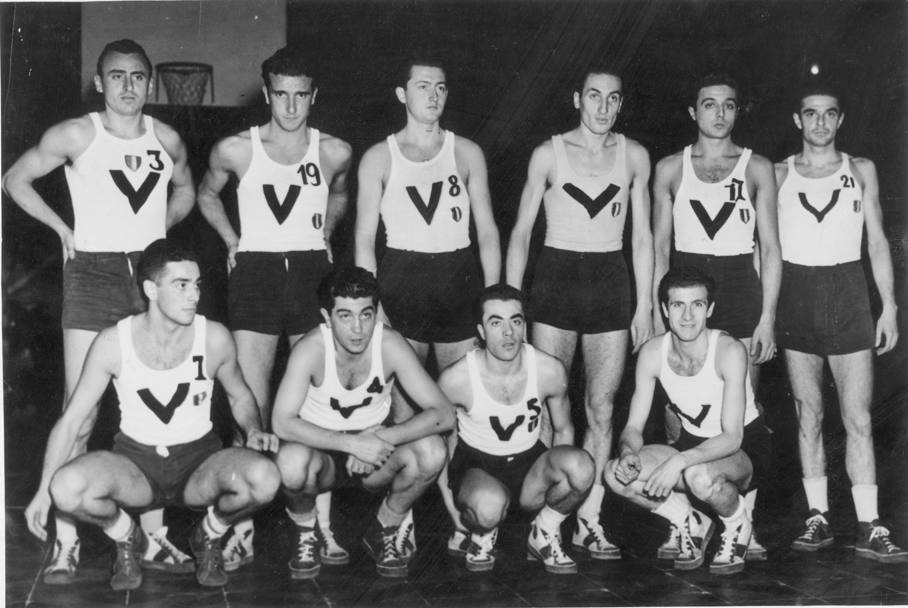 Nel decennio 1946-56 la Virtus di aggiudica 6 scudetti, di cui 4 di fila, capitanata dal leggendario e longevo Renzo Vannini
